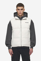 Pegador Landin Puffer Vest Bone White Seitenansicht aus der PEGADOR® Outerwear 24 Kollektion für Herren