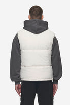 Pegador Landin Puffer Vest Bone White Detailshot aus der PEGADOR® Outerwear 24 Kollektion für Herren