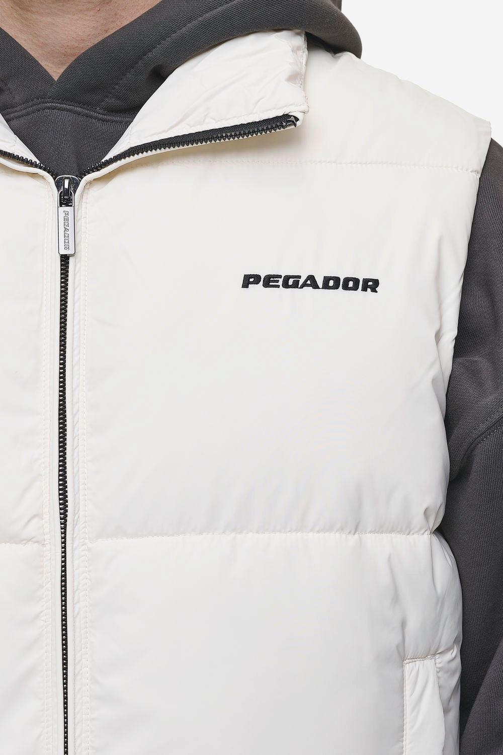 Pegador Landin Puffer Vest Bone White Detailshot aus der PEGADOR® Outerwear 24 Kollektion für Herren