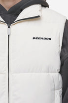 Pegador Landin Puffer Vest Bone White Detailshot aus der PEGADOR® Outerwear 24 Kollektion für Herren