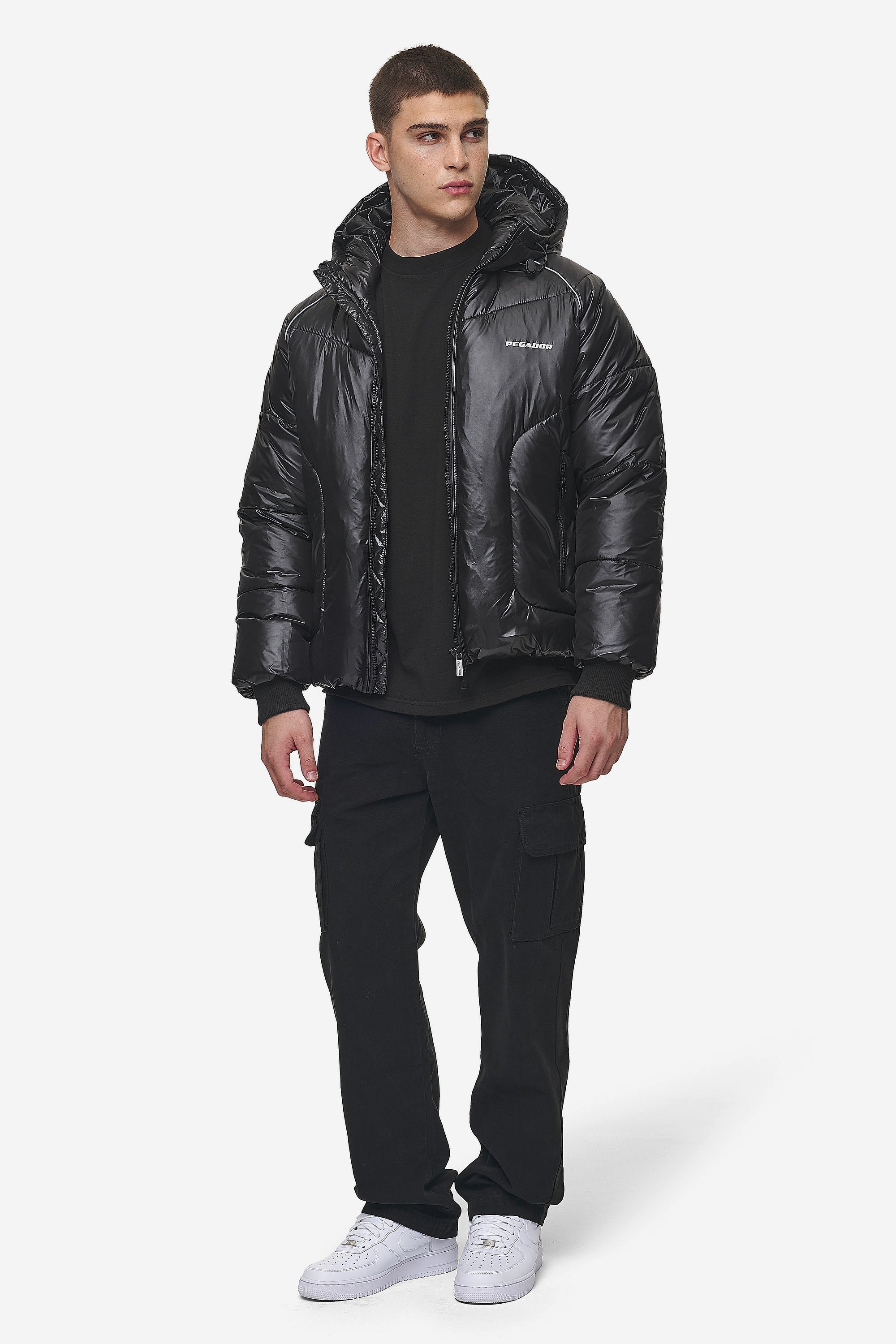 Pegador Toby Raglan Puffer Jacket Black Ganzkörper Bild aus der PEGADOR® Outerwear 24 Kollektion für Herren