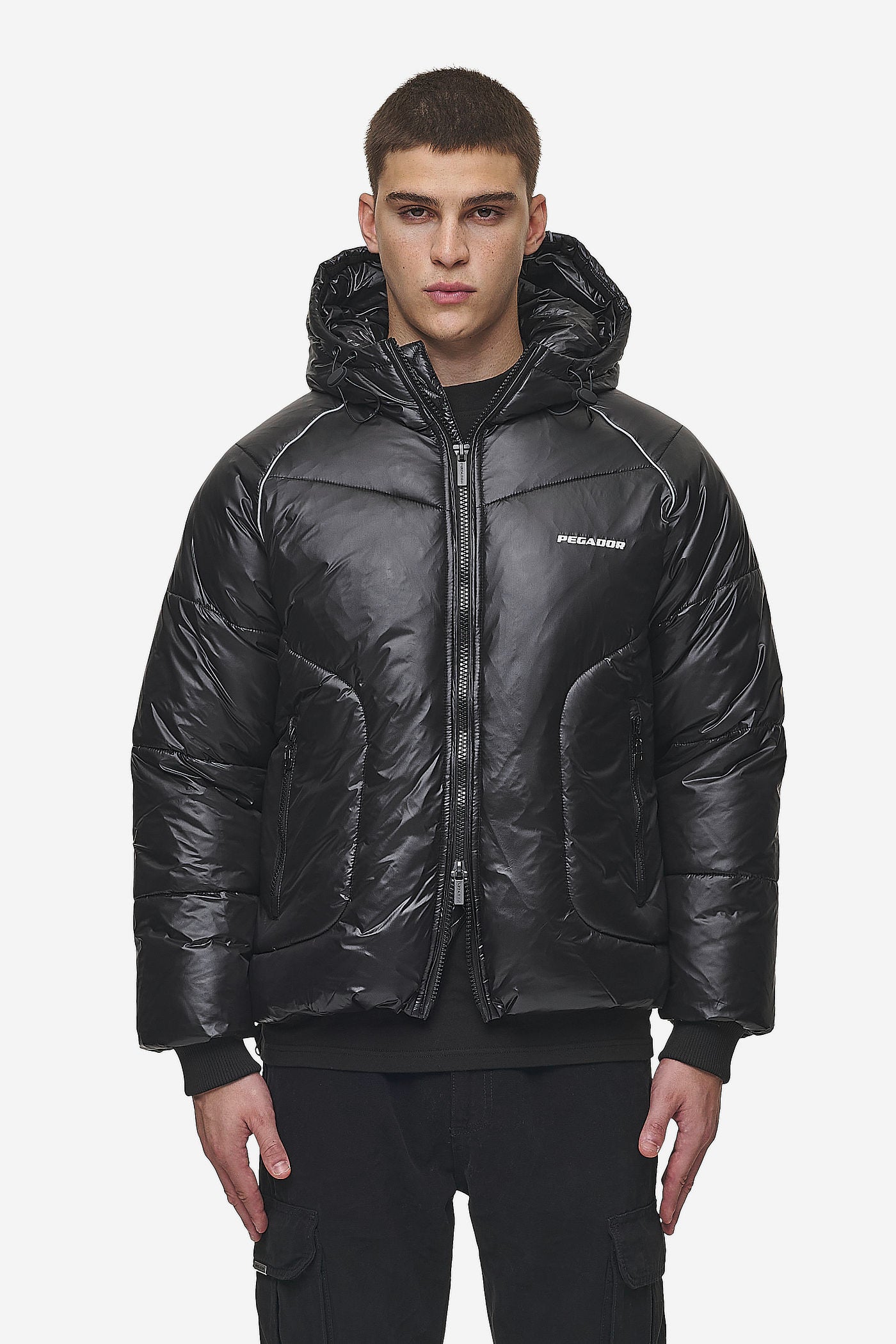 Pegador Toby Raglan Puffer Jacket Black Seitenansicht aus der PEGADOR® Outerwear 24 Kollektion für Herren