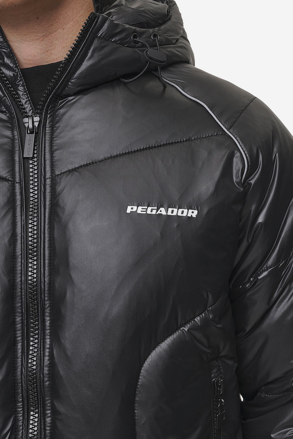 Pegador Toby Raglan Puffer Jacket Black Detailshot aus der PEGADOR® Outerwear 24 Kollektion für Herren