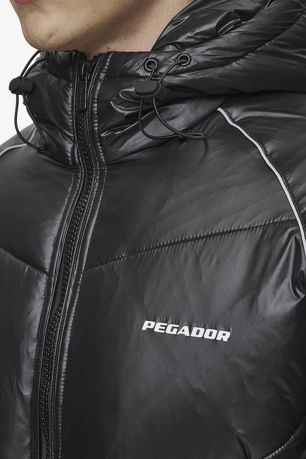 Pegador Toby Raglan Puffer Jacket Black Detailshot aus der PEGADOR® Outerwear 24 Kollektion für Herren