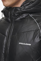 Pegador Toby Raglan Puffer Jacket Black Detailshot aus der PEGADOR® Outerwear 24 Kollektion für Herren