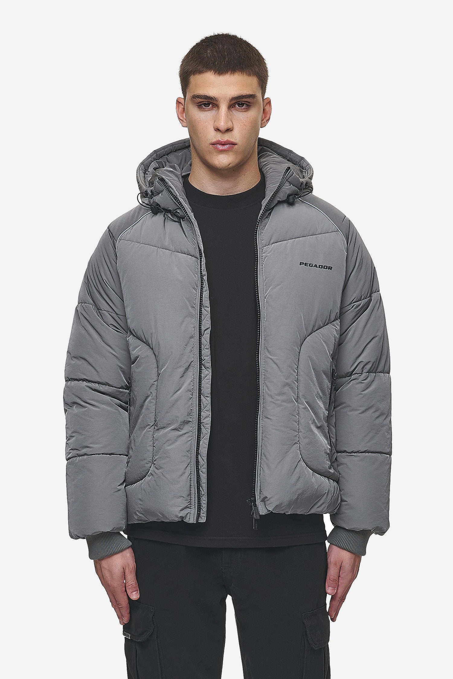 Pegador Toby Crushed Raglan Puffer Jacket Anthracite Hauptansicht aus der PEGADOR® Outerwear 24 Kollektion für Herren