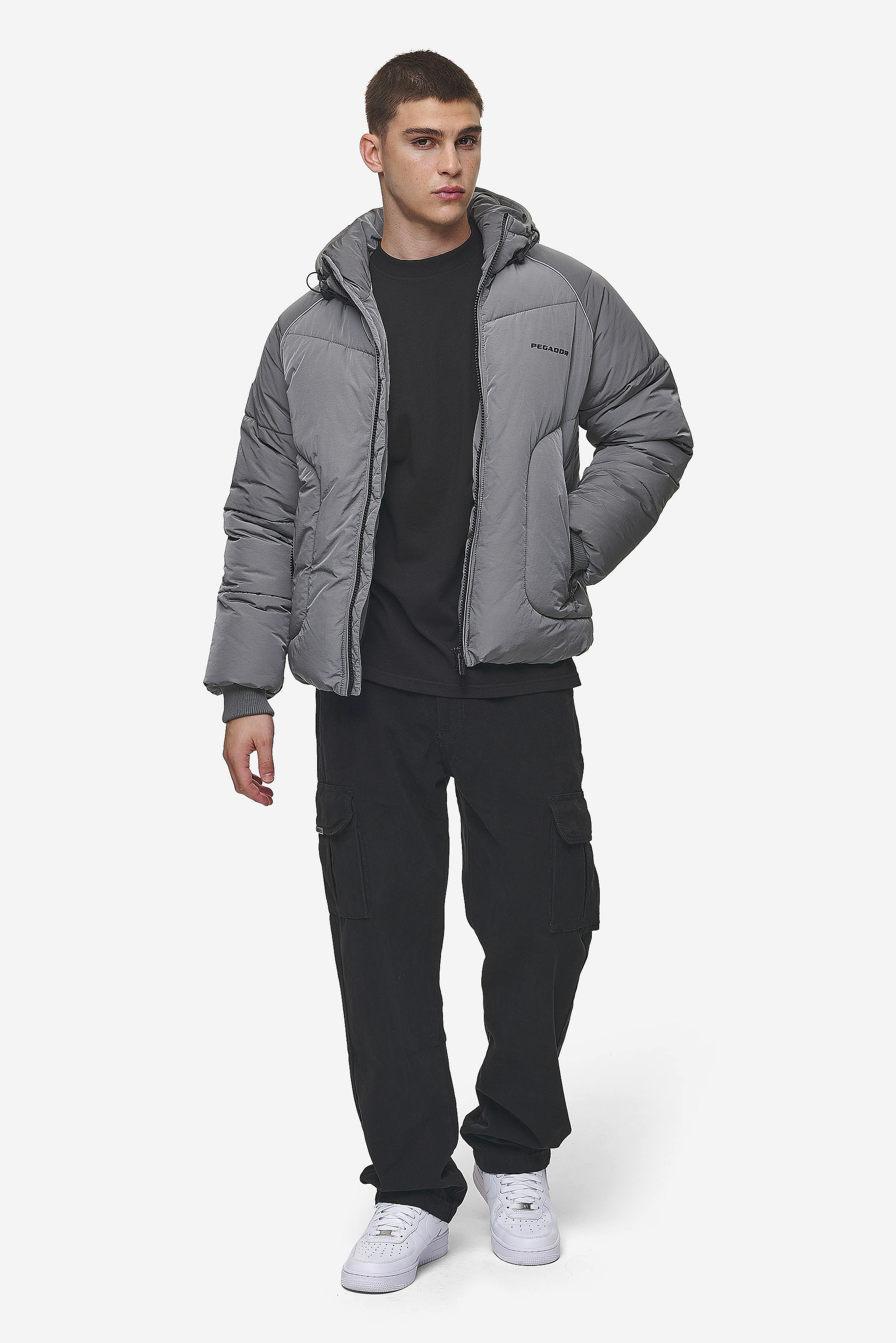 Pegador Toby Crushed Raglan Puffer Jacket Anthracite Ganzkörper Bild aus der PEGADOR® Outerwear 24 Kollektion für Herren