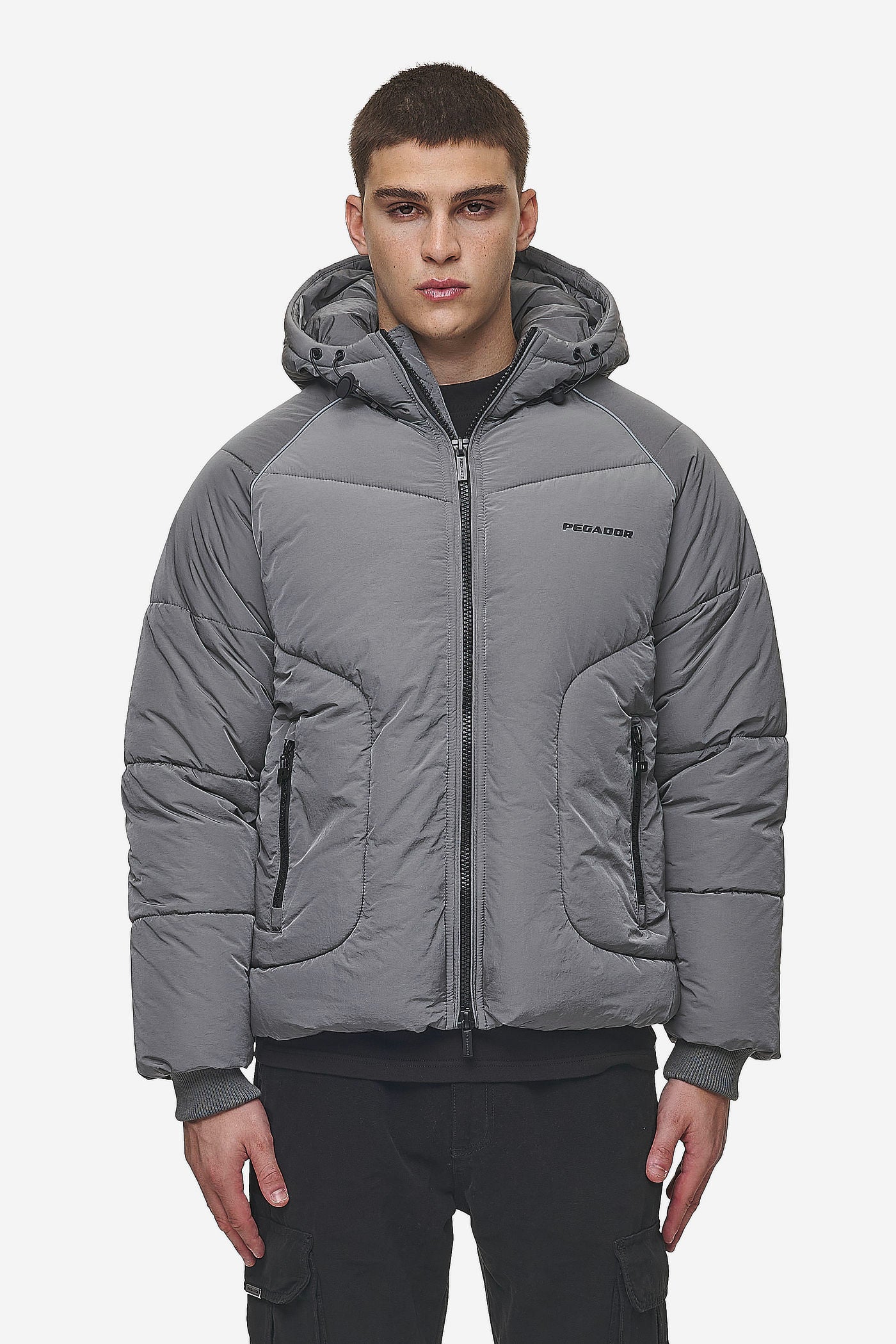 Pegador Toby Crushed Raglan Puffer Jacket Anthracite Seitenansicht aus der PEGADOR® Outerwear 24 Kollektion für Herren