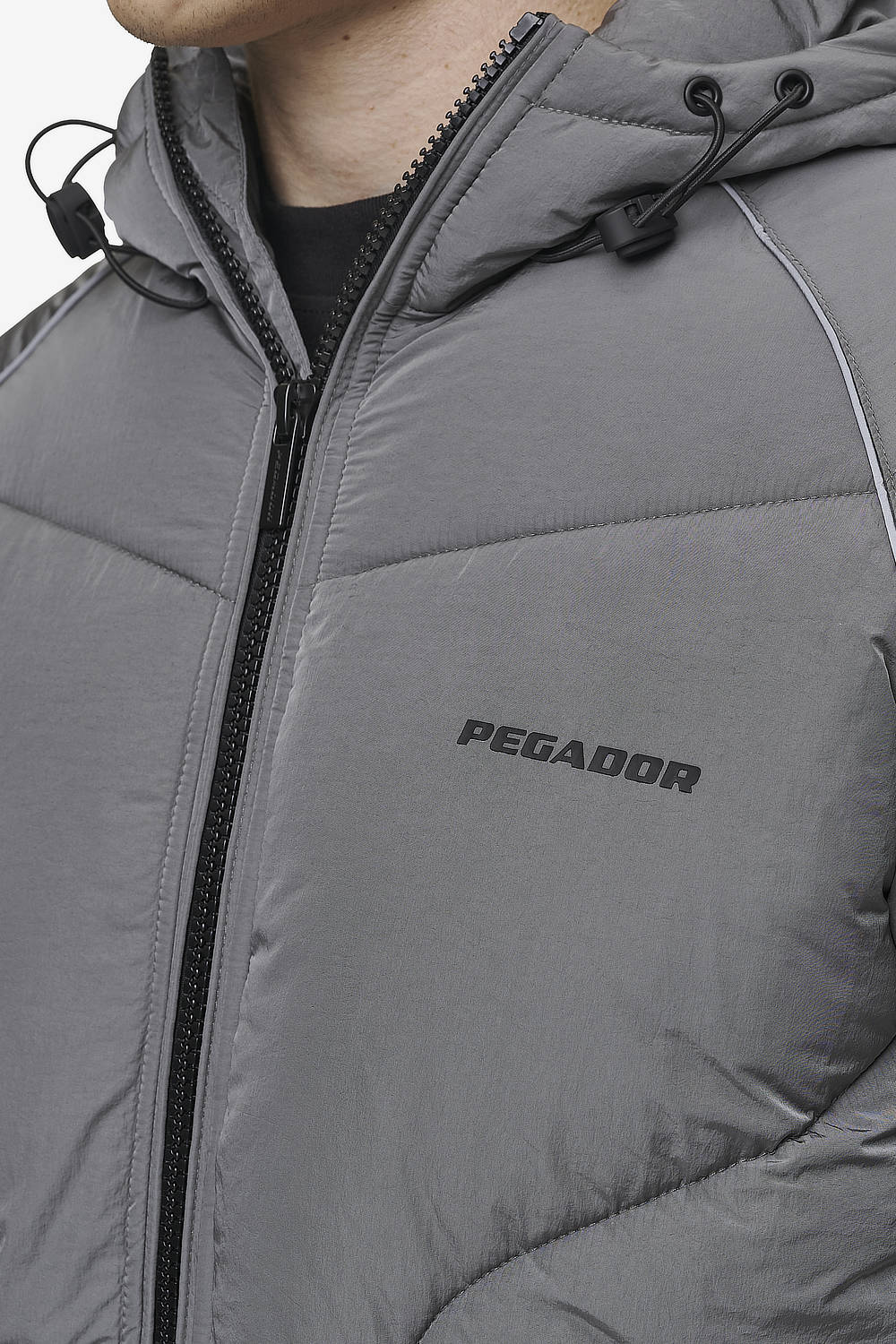 Pegador Toby Crushed Raglan Puffer Jacket Anthracite Detailshot aus der PEGADOR® Outerwear 24 Kollektion für Herren