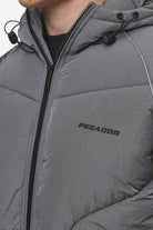 Pegador Toby Crushed Raglan Puffer Jacket Anthracite Detailshot aus der PEGADOR® Outerwear 24 Kollektion für Herren