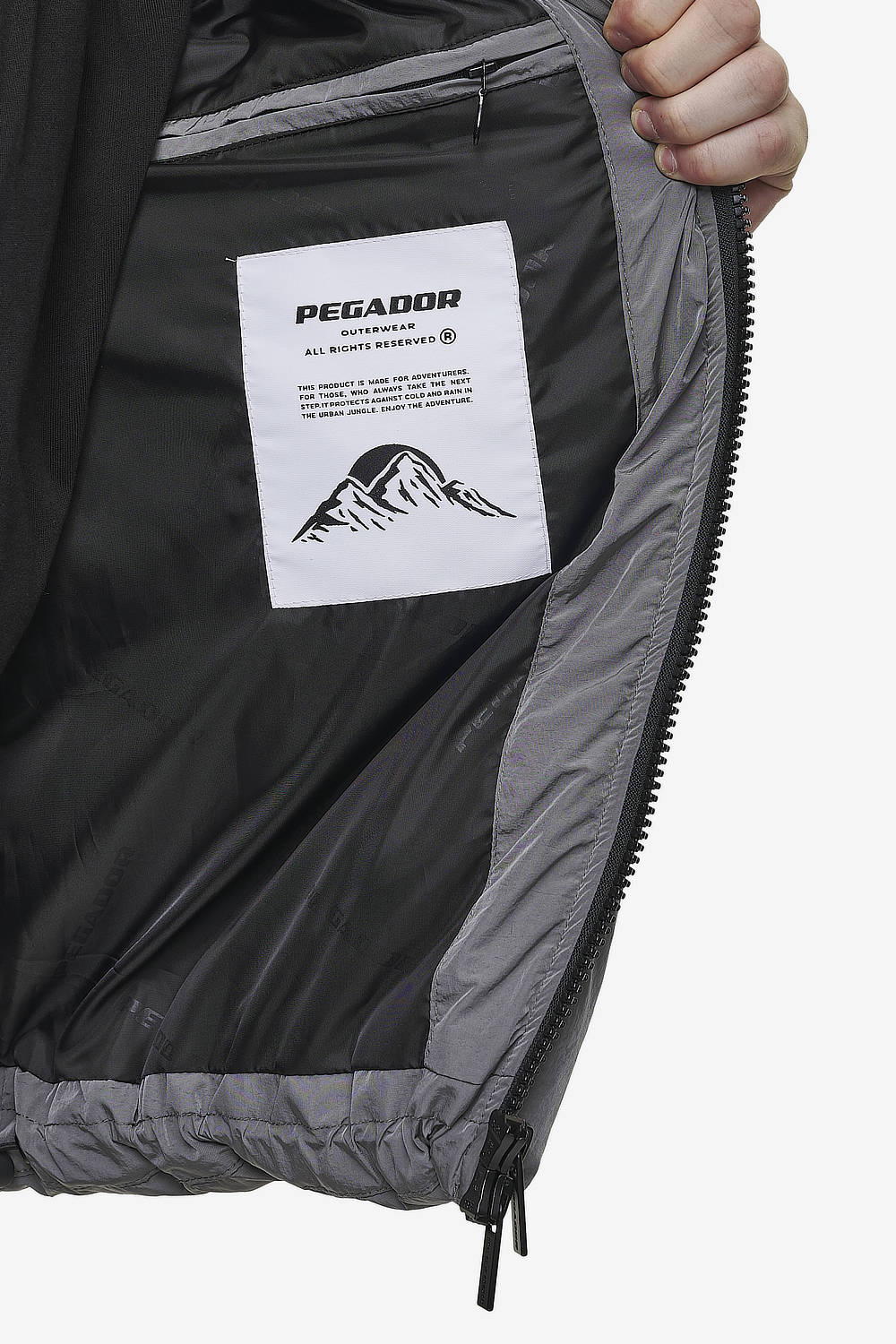 Pegador Toby Crushed Raglan Puffer Jacket Anthracite Detailshot aus der PEGADOR® Outerwear 24 Kollektion für Herren