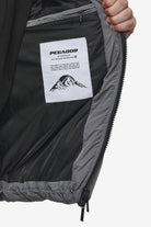 Pegador Toby Crushed Raglan Puffer Jacket Anthracite Detailshot aus der PEGADOR® Outerwear 24 Kollektion für Herren