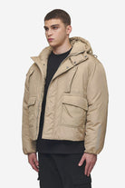 Pegador Jean Utility Puffer Jacket Sand Gegenansicht aus der PEGADOR® Outerwear 24 Kollektion für Herren