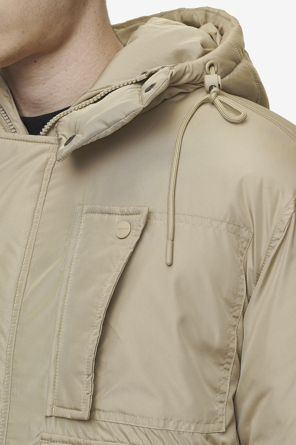 Pegador Jean Utility Puffer Jacket Sand Detailshot aus der PEGADOR® Outerwear 24 Kollektion für Herren