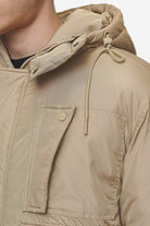 Pegador Jean Utility Puffer Jacket Sand Detailshot aus der PEGADOR® Outerwear 24 Kollektion für Herren