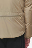 Pegador Jean Utility Puffer Jacket Sand Detailshot aus der PEGADOR® Outerwear 24 Kollektion für Herren