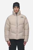 Pegador Spiller Puffer Jacket Beige Seitenansicht aus der PEGADOR® Outerwear 24 Kollektion für Herren