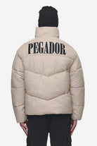 Pegador Spiller Puffer Jacket Beige Gegenansicht aus der PEGADOR® Outerwear 24 Kollektion für Herren