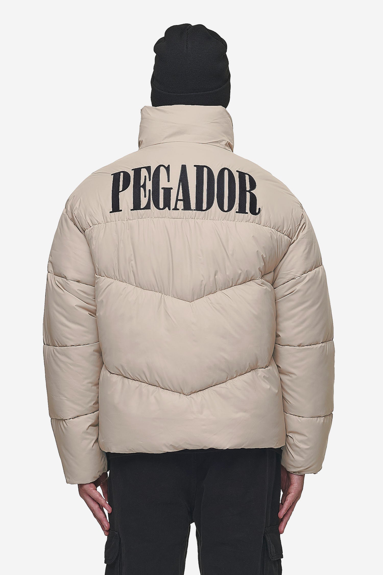 Pegador Spiller Puffer Jacket Beige Gegenansicht aus der PEGADOR® Outerwear 24 Kollektion für Herren