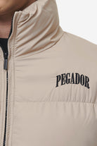 Pegador Spiller Puffer Jacket Beige Detailshot aus der PEGADOR® Outerwear 24 Kollektion für Herren