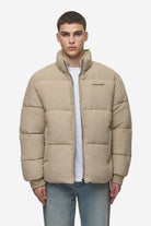 Pegador Solin Cord Puffer Jacket Sand Hauptansicht aus der PEGADOR® Outerwear 24 Kollektion für Herren