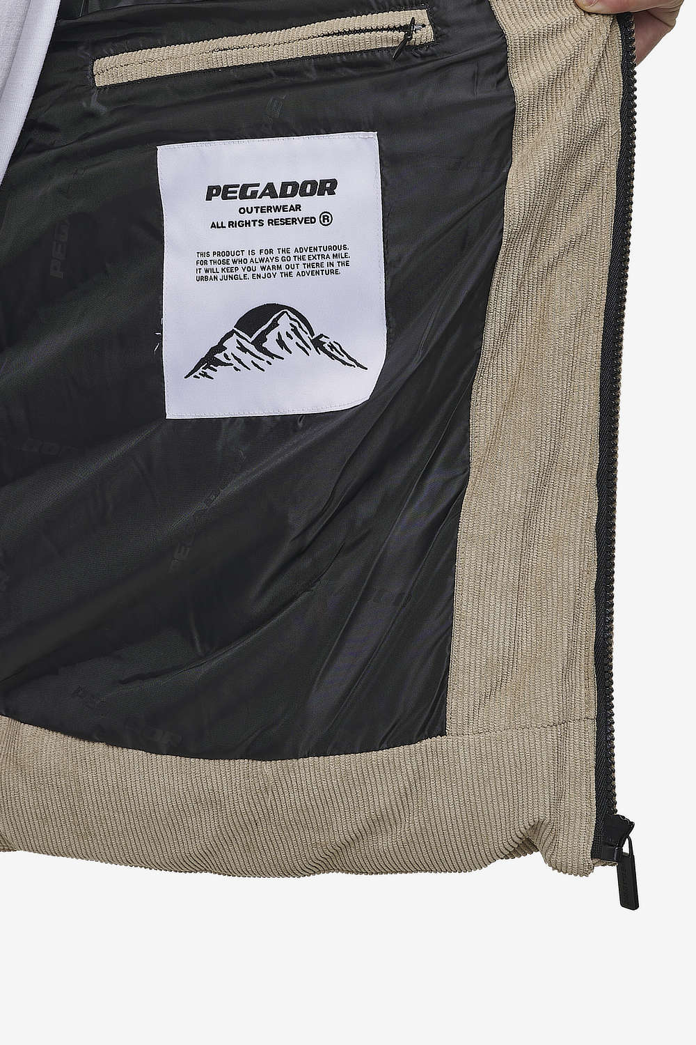 Pegador Solin Cord Puffer Jacket Sand Detailshot aus der PEGADOR® Outerwear 24 Kollektion für Herren