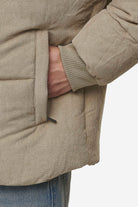 Pegador Solin Cord Puffer Jacket Sand Detailshot aus der PEGADOR® Outerwear 24 Kollektion für Herren