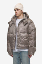 Pegador Garrick Vintage Oversized Puffer Jacket Light Brown Gegenansicht aus der PEGADOR® Outerwear 24 Kollektion für Herren