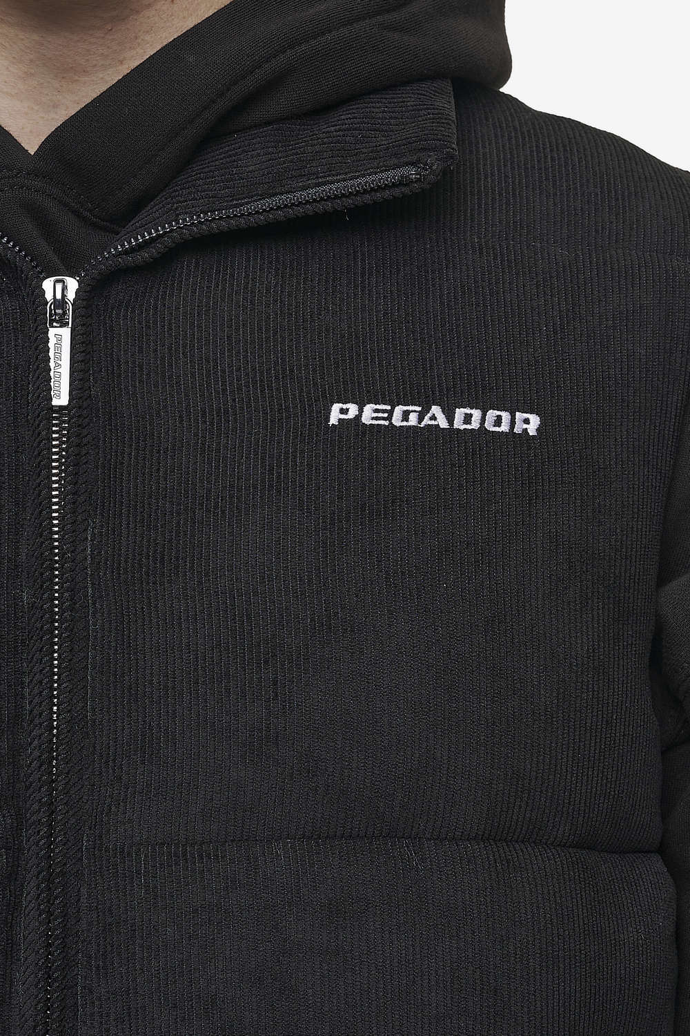 Pegador Bardon Cord Puffer Vest Black Detailshot aus der PEGADOR® Outerwear 24 Kollektion für Herren