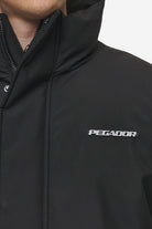 Pegador Lavoy Cropped Boxy Puffer Jacket Black Detailshot aus der PEGADOR® Outerwear 24 Kollektion für Herren