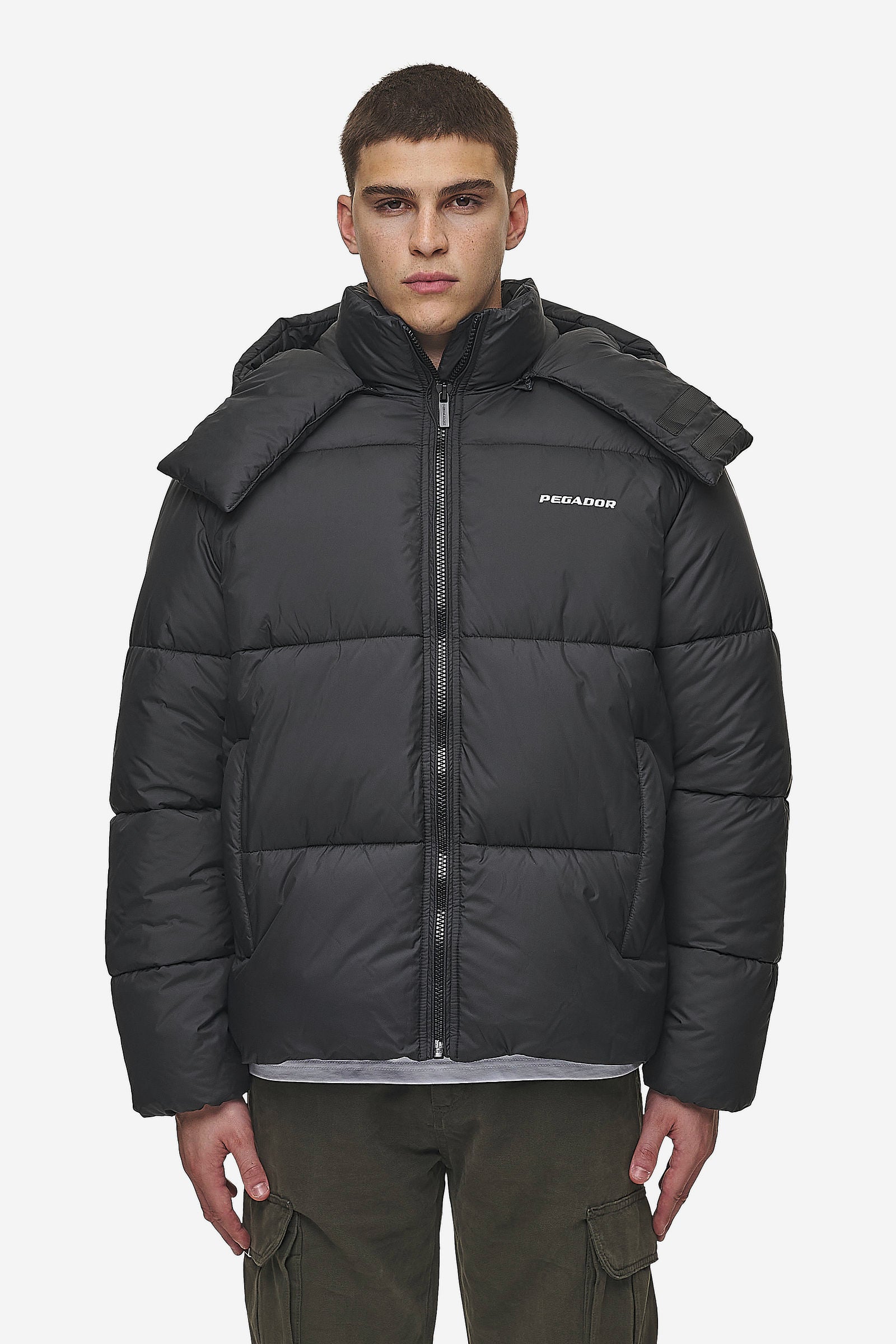 Pegador Marten Puffer Jacket Black Seitenansicht aus der PEGADOR® Outerwear 24 Kollektion für Herren