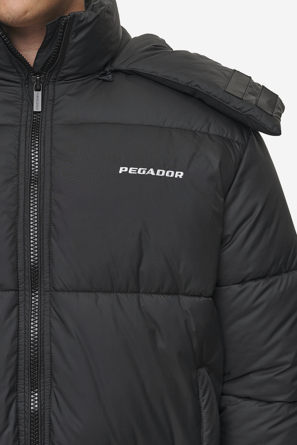 Pegador Marten Puffer Jacket Black Detailshot aus der PEGADOR® Outerwear 24 Kollektion für Herren