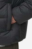 Pegador Marten Puffer Jacket Black Detailshot aus der PEGADOR® Outerwear 24 Kollektion für Herren