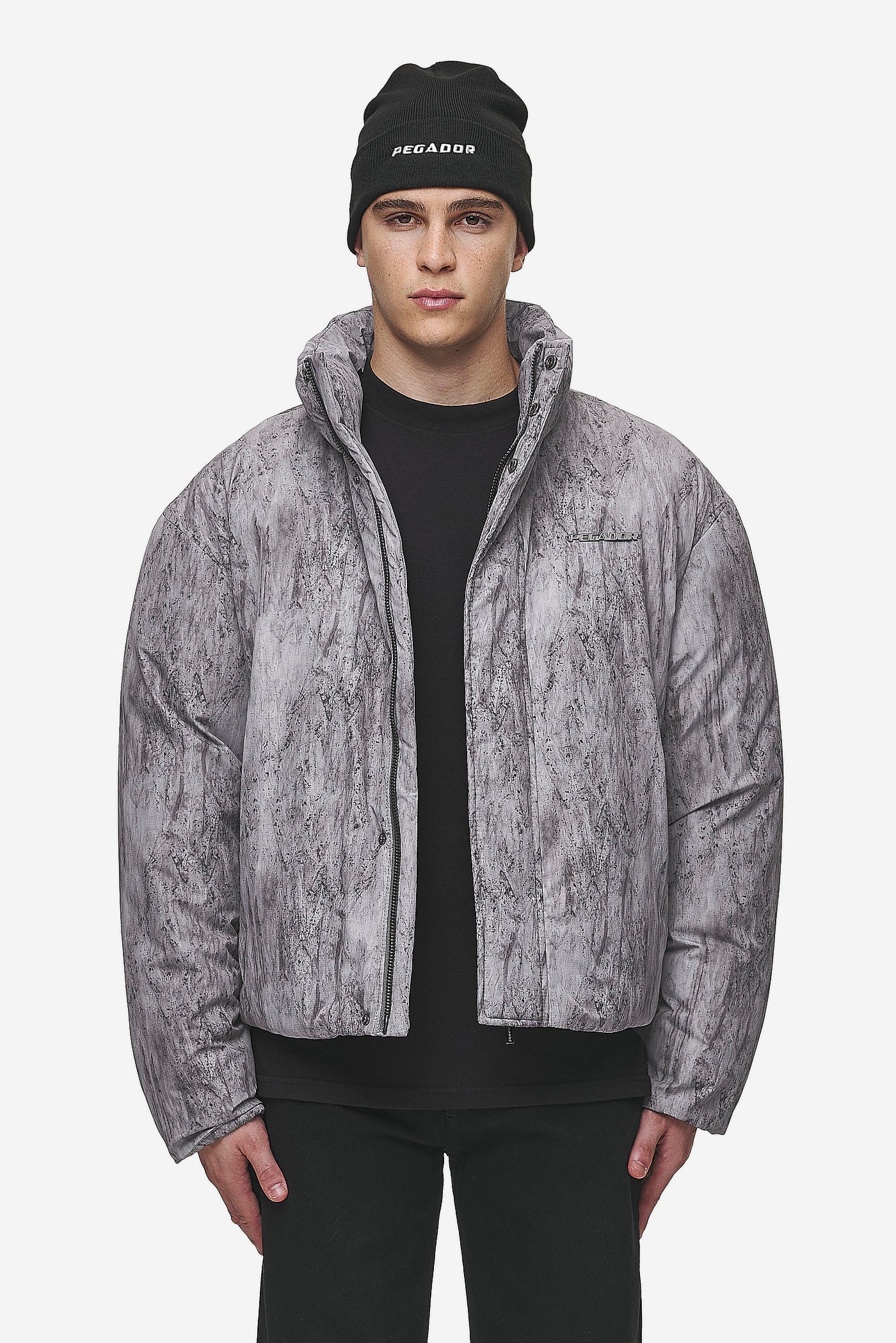 Pegador Lavoy Ripstop Crushed Cropped Boxy Puffer Jacket Steel Grey Hauptansicht aus der PEGADOR® Outerwear 24 Kollektion für Herren