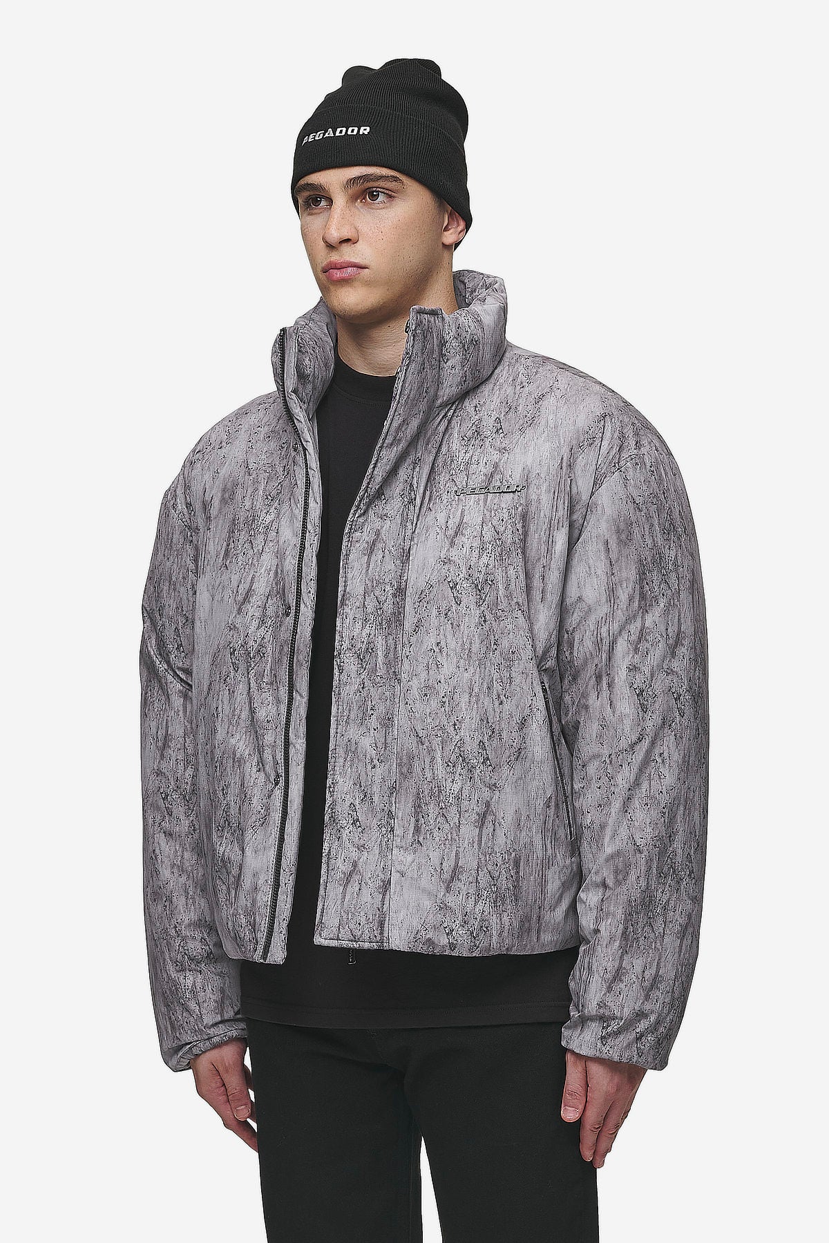 Pegador Lavoy Ripstop Crushed Cropped Boxy Puffer Jacket Steel Grey Gegenansicht aus der PEGADOR® Outerwear 24 Kollektion für Herren