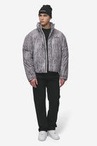 Pegador Lavoy Ripstop Crushed Cropped Boxy Puffer Jacket Steel Grey Ganzkörper Bild aus der PEGADOR® Outerwear 24 Kollektion für Herren