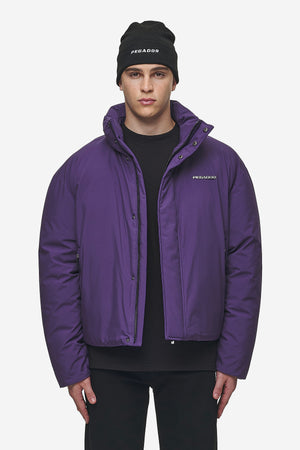 Pegador Lavoy Cropped Boxy Puffer Jacket Deep Purple Hauptansicht aus der PEGADOR® Outerwear 24 Kollektion für Herren