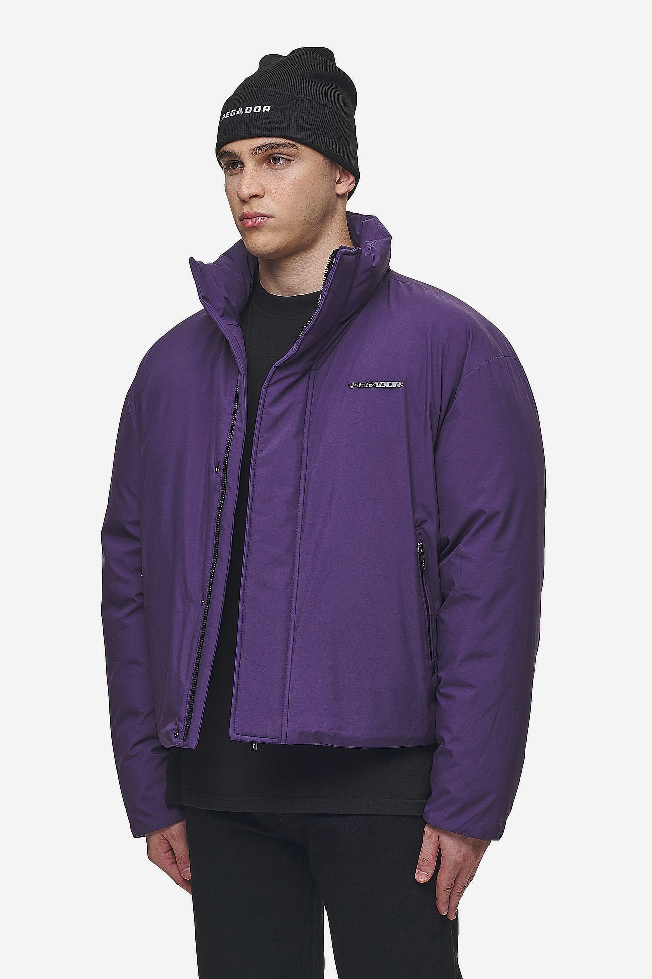 Pegador Lavoy Cropped Boxy Puffer Jacket Deep Purple Gegenansicht aus der PEGADOR® Outerwear 24 Kollektion für Herren