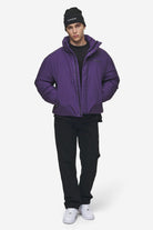 Pegador Lavoy Cropped Boxy Puffer Jacket Deep Purple Ganzkörper Bild aus der PEGADOR® Outerwear 24 Kollektion für Herren