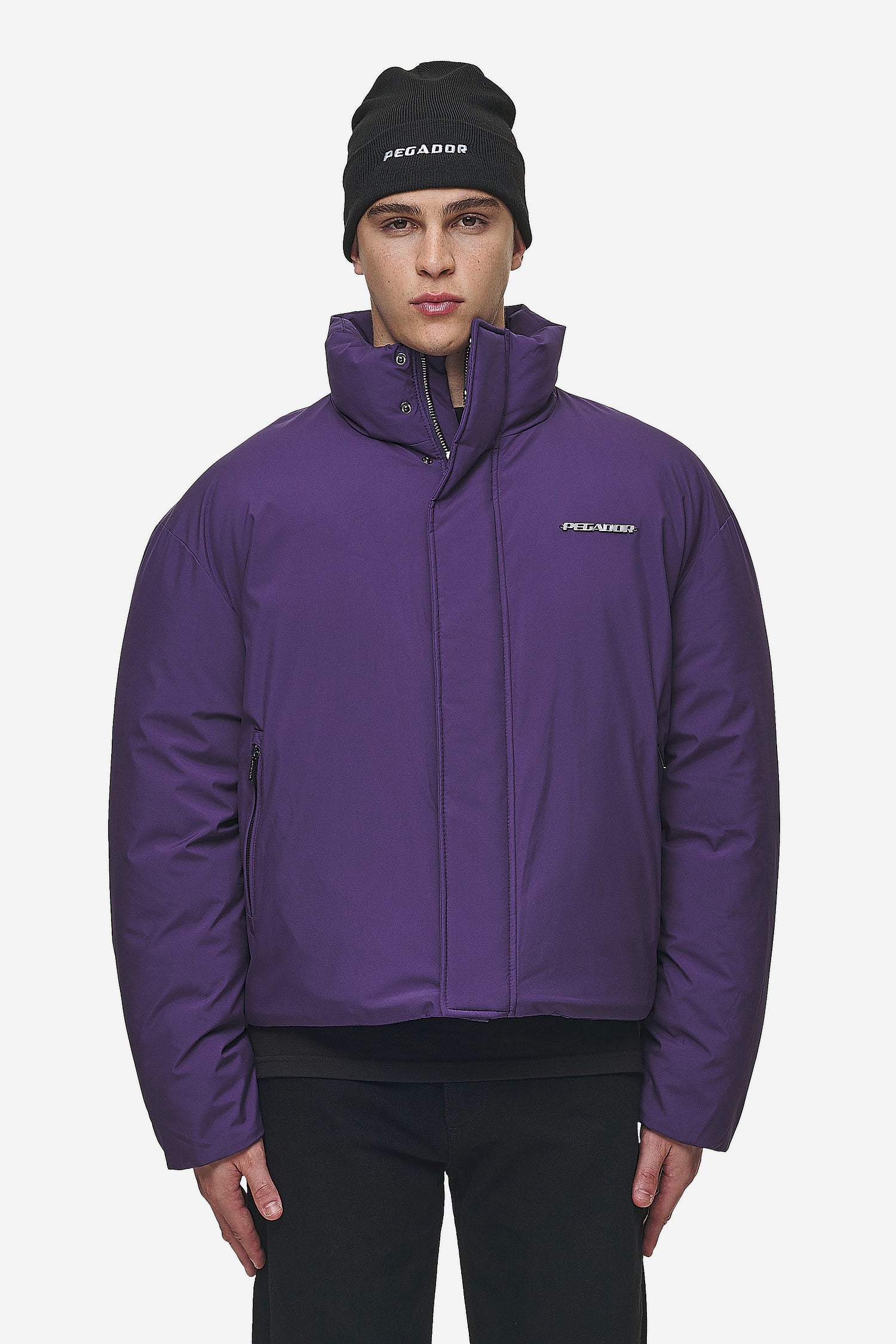 Pegador Lavoy Cropped Boxy Puffer Jacket Deep Purple Seitenansicht aus der PEGADOR® Outerwear 24 Kollektion für Herren