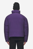 Pegador Lavoy Cropped Boxy Puffer Jacket Deep Purple Detailshot aus der PEGADOR® Outerwear 24 Kollektion für Herren