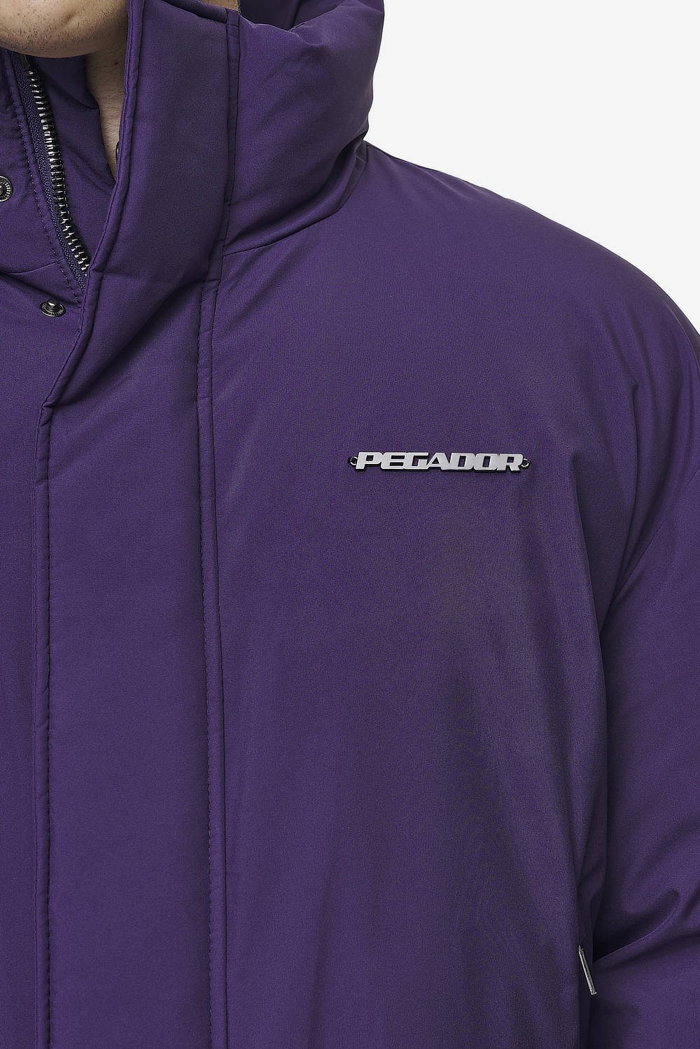 Pegador Lavoy Cropped Boxy Puffer Jacket Deep Purple Detailshot aus der PEGADOR® Outerwear 24 Kollektion für Herren