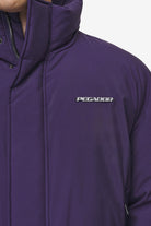 Pegador Lavoy Cropped Boxy Puffer Jacket Deep Purple Detailshot aus der PEGADOR® Outerwear 24 Kollektion für Herren