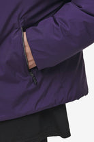 Pegador Lavoy Cropped Boxy Puffer Jacket Deep Purple Detailshot aus der PEGADOR® Outerwear 24 Kollektion für Herren