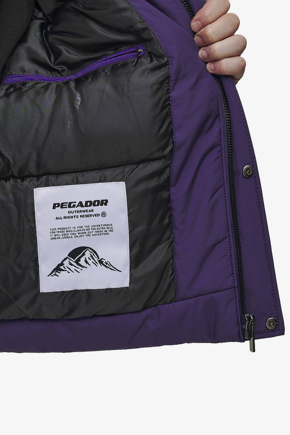 Pegador Lavoy Cropped Boxy Puffer Jacket Deep Purple Detailshot aus der PEGADOR® Outerwear 24 Kollektion für Herren