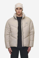 Pegador Anando Puffer Jacket Beige Seitenansicht aus der PEGADOR® Outerwear 24 Kollektion für Herren