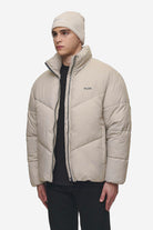 Pegador Anando Puffer Jacket Beige Gegenansicht aus der PEGADOR® Outerwear 24 Kollektion für Herren