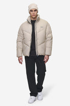 Pegador Anando Puffer Jacket Beige Detailshot aus der PEGADOR® Outerwear 24 Kollektion für Herren