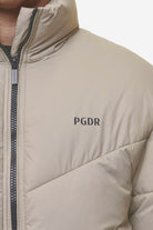 Pegador Anando Puffer Jacket Beige Detailshot aus der PEGADOR® Outerwear 24 Kollektion für Herren