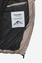 Pegador Anando Puffer Jacket Beige Detailshot aus der PEGADOR® Outerwear 24 Kollektion für Herren